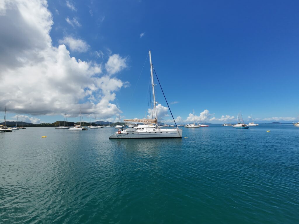 Admirez la beauté d’un bateau naviguant dans l’immensité de l’océan. Une scène marine paisible et inspirante, idéale pour illustrer la liberté et l’évasion.