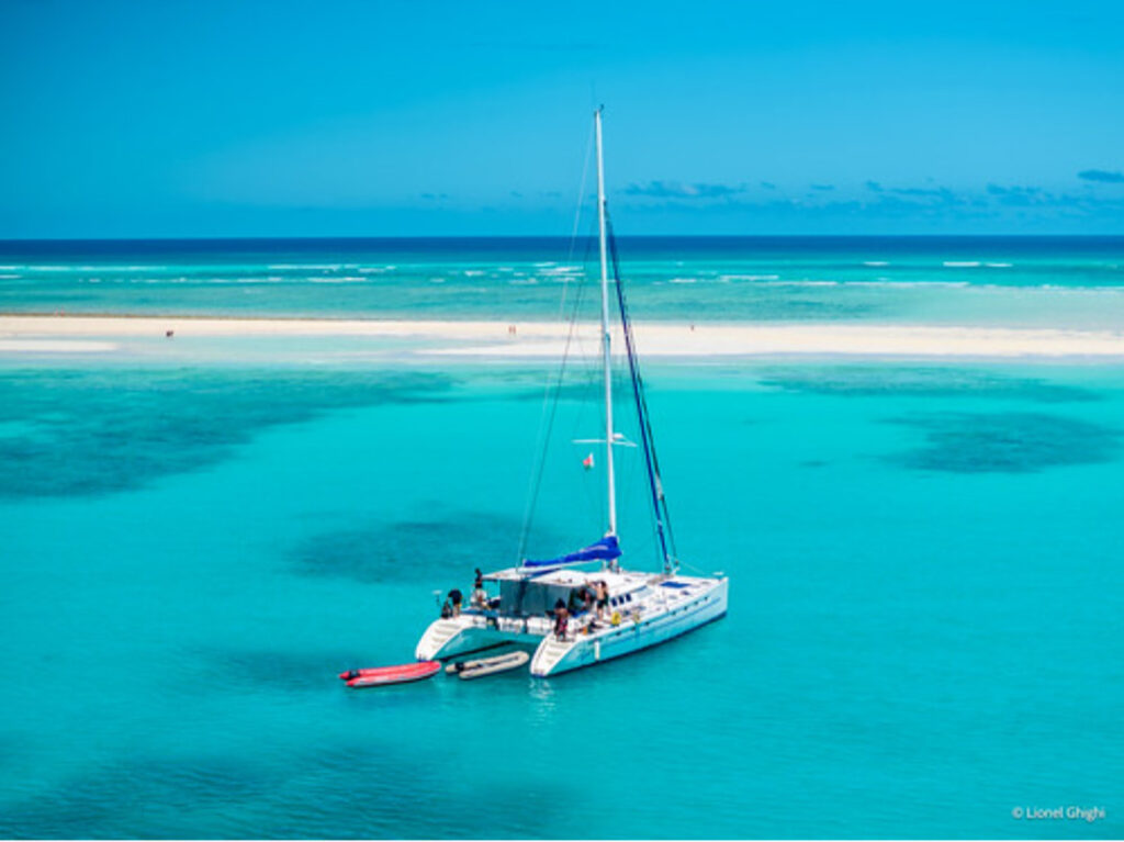 Découvrez Nosy Be en Catamaran Croisière & Plongée sous-marine exclusive À bord du Turquoise , un magnifique Fountaine Pajot Marquise 56.